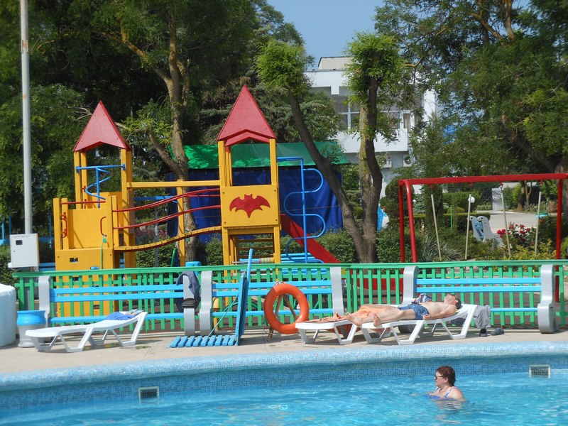 Детская площадка и бассейн в санатории Орен Крым
